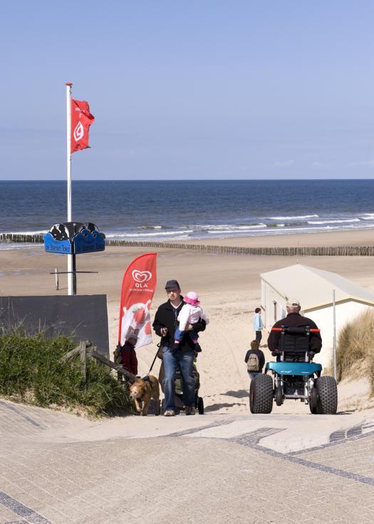 Elektrische rolstoel op het strand