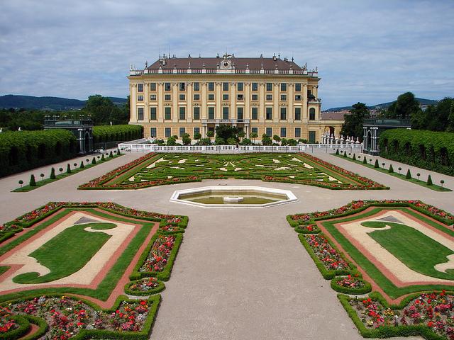 Het paleis Schönbrunn, met zijn geometrisch aangelegde tuin.