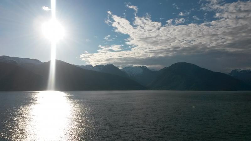 Zonsondergang boven de fjorden in een baai.