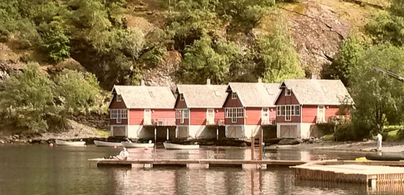 Rode houten chalets aan het water