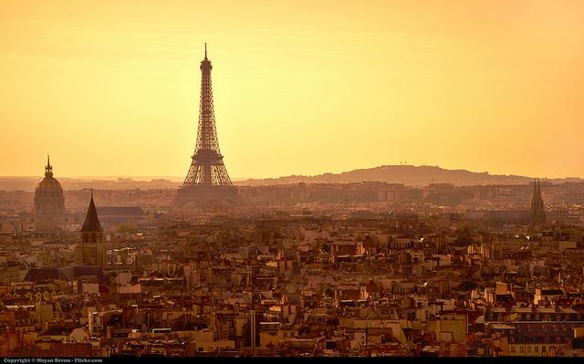 Parijs bij zonsondergang. De foto werd gemaakt vanaf de Notre Dame kathedraal en toont ondermeer de Eiffeltoren.