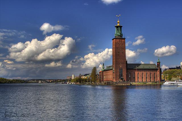 De toren van het stadhuis van Stockholm, waar jaarlijks Nobelprijzen uitgereikt worden,steekt hoog boven de Oostzee uit. 