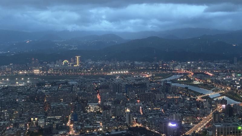 De lichtjes van de Taiwanese hoofdstad bij valavond.