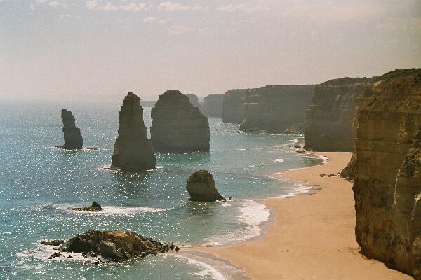 The Twelve Apostles: eenzame rotsblokken die boven de zee uitsteken.