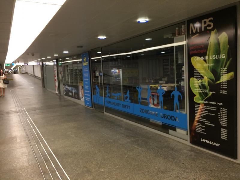 Tunnel met winkeltjes en een gidslijn voor blinden.