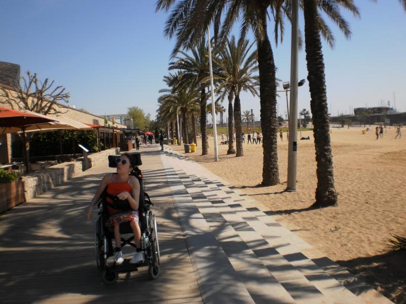 Klaartje wandelt langs een boulevard met palmbomen