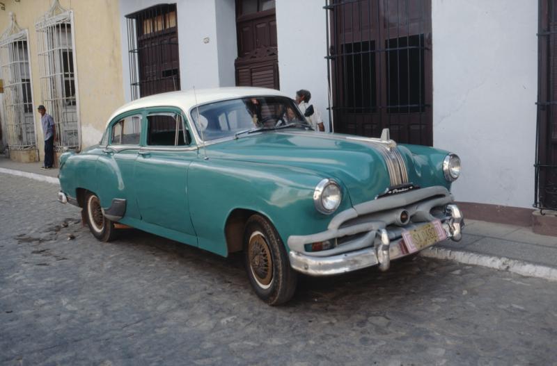 Oldtimer in Cubaans straatje