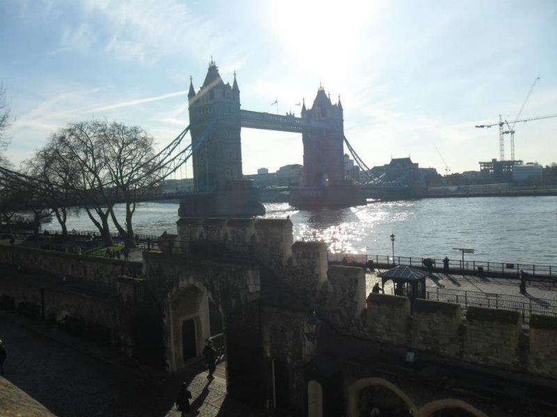 The Tower Bridge gefotografeerd vanop de omwalling van de Tower of London.