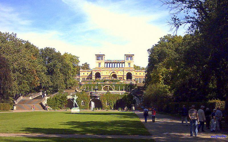 Wandelaars in het park aan de Orangerie van Slot Sanssouci in Potsdam