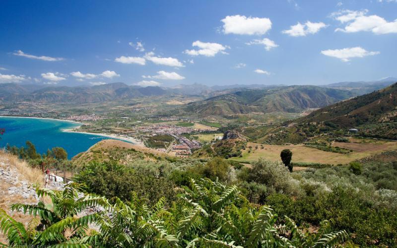 Het ruwe, bergachtige landschap van Sicilië.