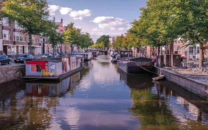 Het kanaal van Groningen op een lichtbewolkte dag.