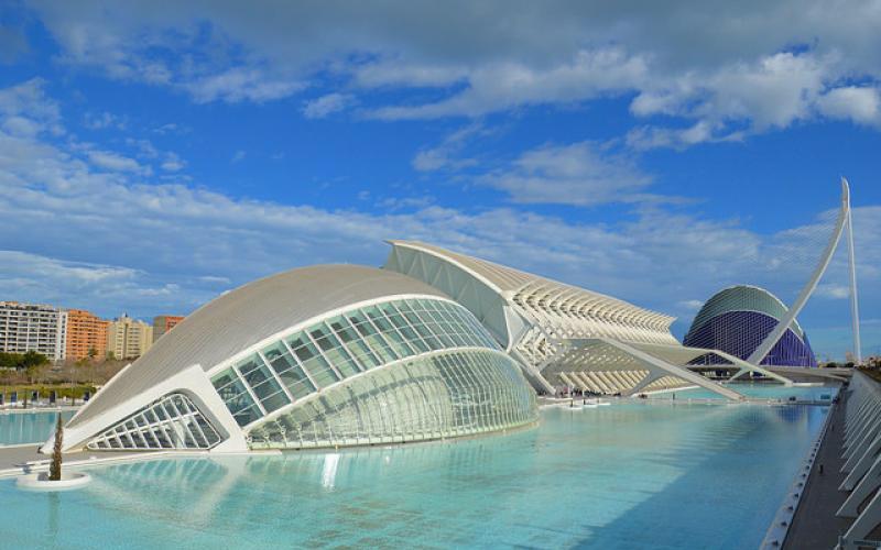 Het Oceografisch museum van Valencia is een futuristisch gebouw met veel glas en ronde lijnen.
