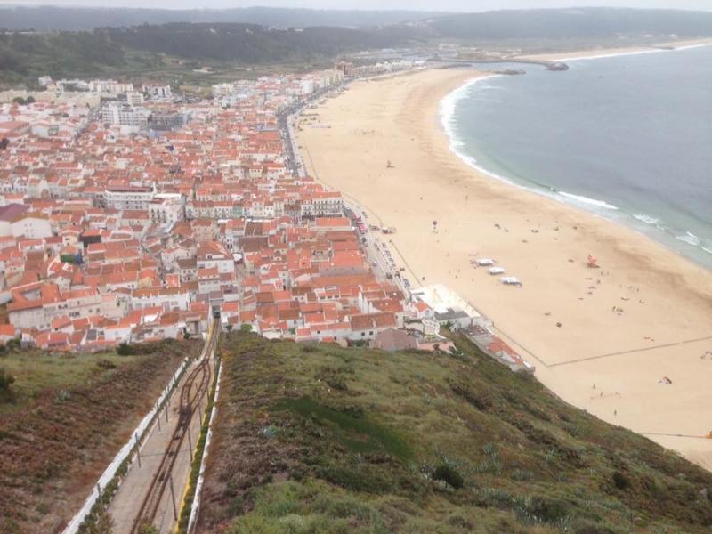 Zicht op Nazaré met de zee, de stad en het spoortje van de Funicular