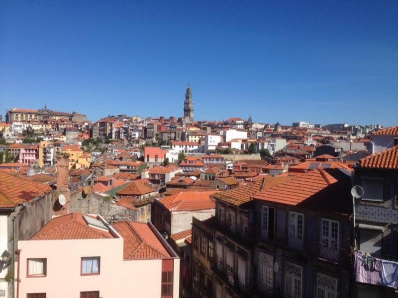 Zicht op Porto met huizen en een toren