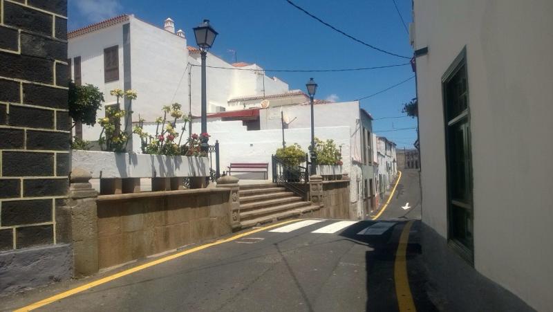 Een heuvelachtig straatje in Candelaria.