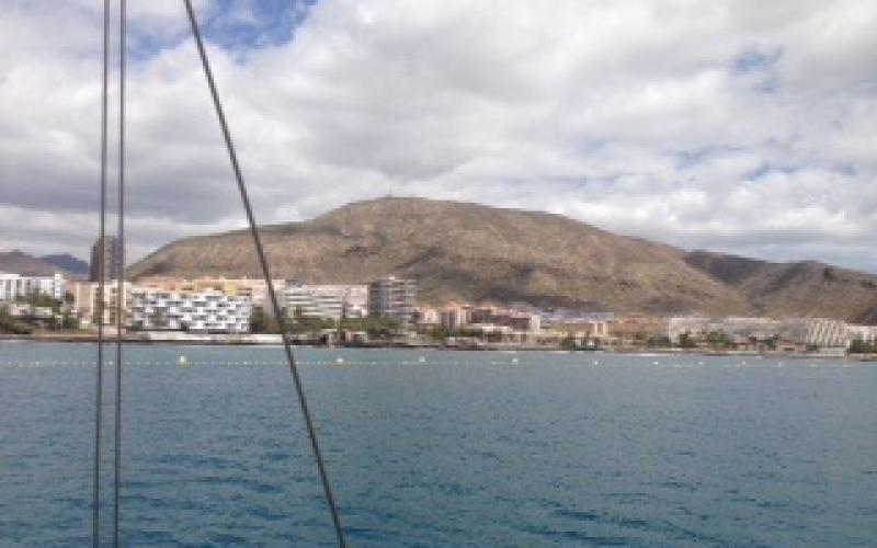 Los Cristianos gezien vanop een boot.