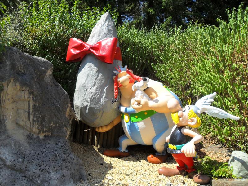 Asterix, Obilix en een menhir met een strik rond.