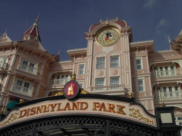 De letters van Disneyland Park aan de ingang.