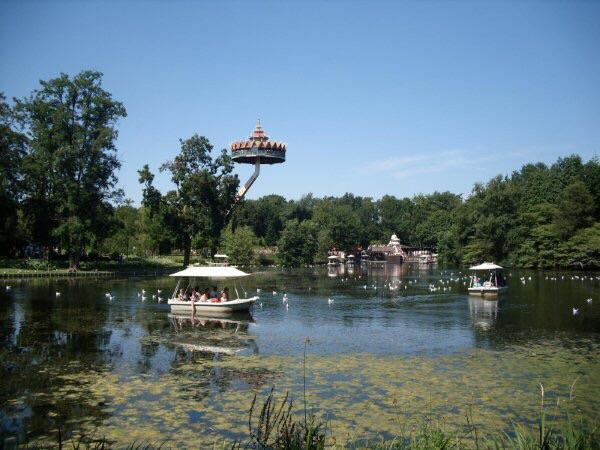 Bootjes op de parkvijver met erboven de pagode.