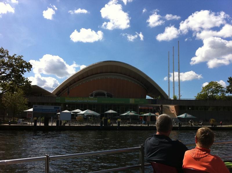 Het congrescentrum wordt, wegens zijn vorm, ook wel de Zwangere Oester genoemd. 