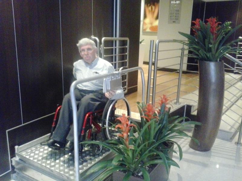 Renald bedient de plateaulift in het hotel.