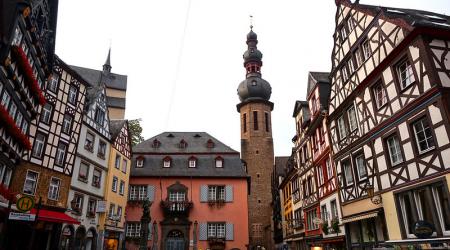 Typische huizen in vakwerkstijl sieren de markt van Cochem aan de Moezel.