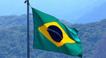 De Braziliaanse vlag wappert in de wind.