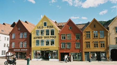 Houten huizen, in het bruin, geel of bruinrood geschilderd. 