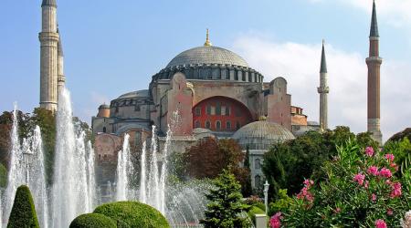 De Hagia Sophia moskee in volle glorie, tussen bloemen en planten.