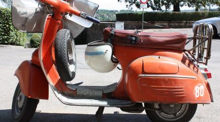 Een vermiljoenrode Vespa, de meest typische bromfiets van Italië.