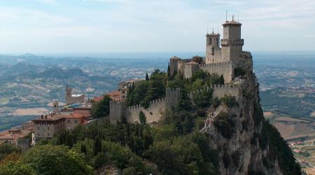 Het oude fort van San Marino torent hoog boven het landschap uit.