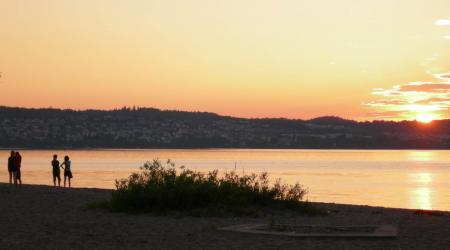 Zonsondergang aan het Vättern-meer, het tweede grootste meer van Zweden.