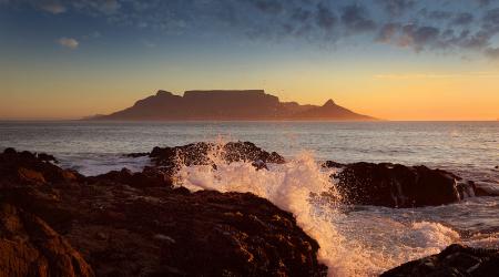 Zonsondergang boven Kaapstad, met de Tafelberg aan de horizon.