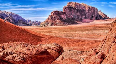 Rotsen en rood zand geven het landschap een bevreemdende sfeer.