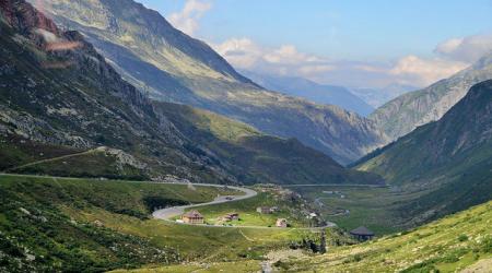 Bergen, alpenweiden, een paar huisjes tussen al die natuurlijke overmacht.